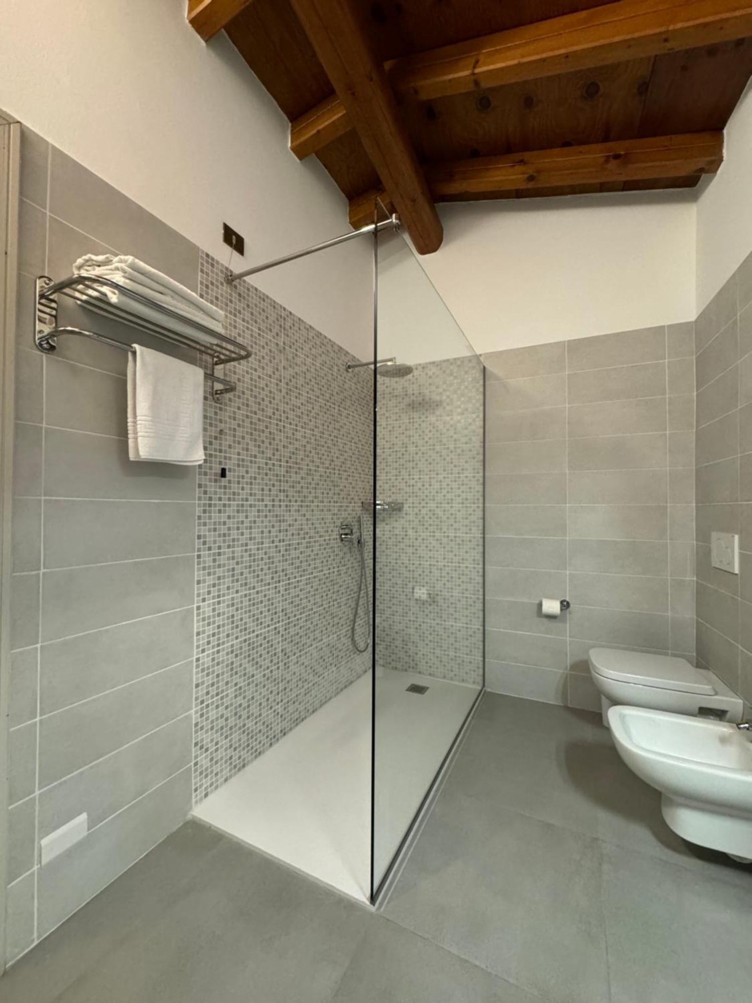 B&B Michelina Castiglione dʼIntelvi Exterior foto